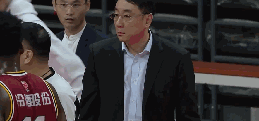 云南男篮助教王非热心指导，备战下一场比赛