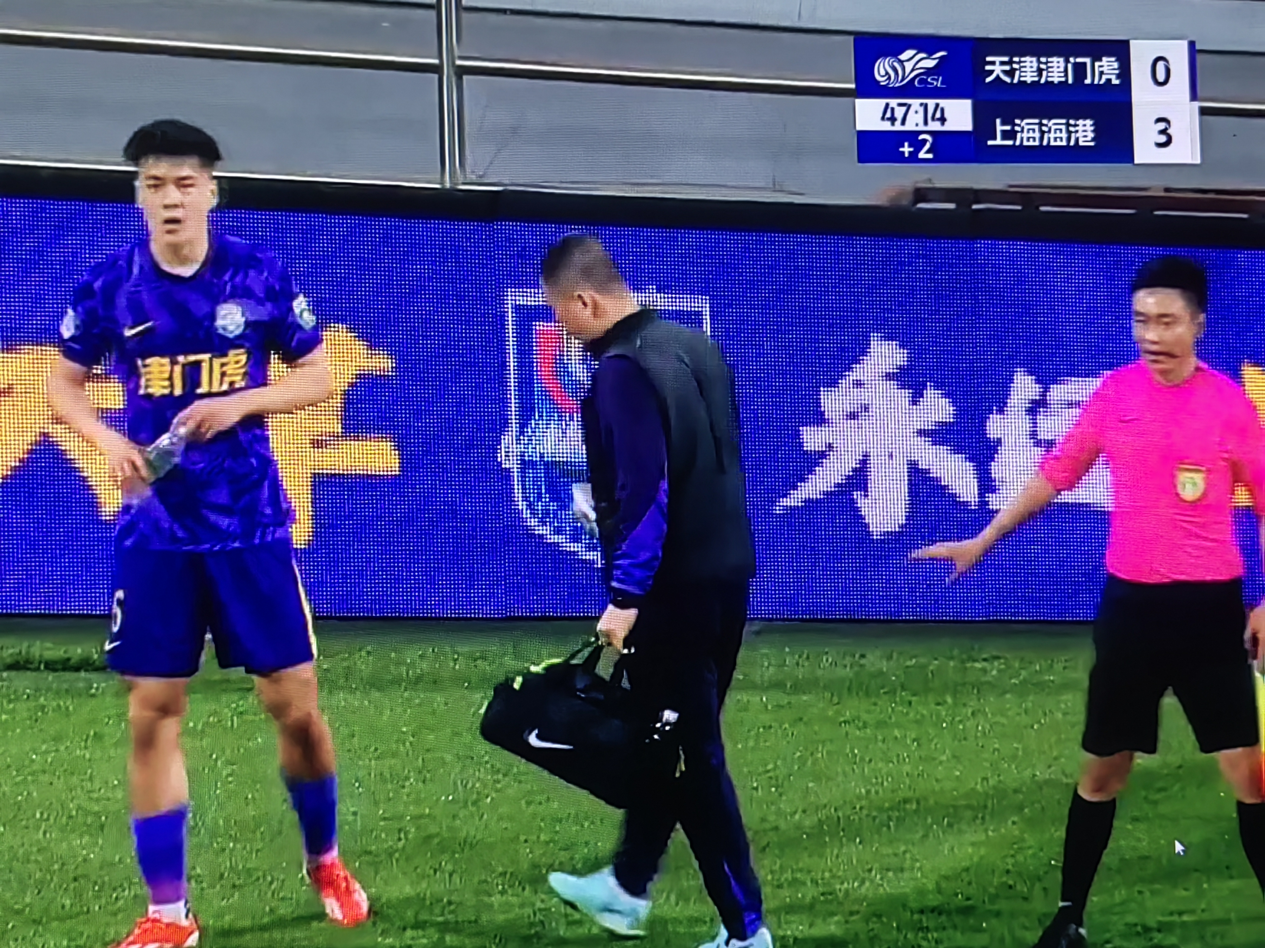 DB游戏-炮击门柱：上港前锋射门击中门柱险些得分！的简单介绍