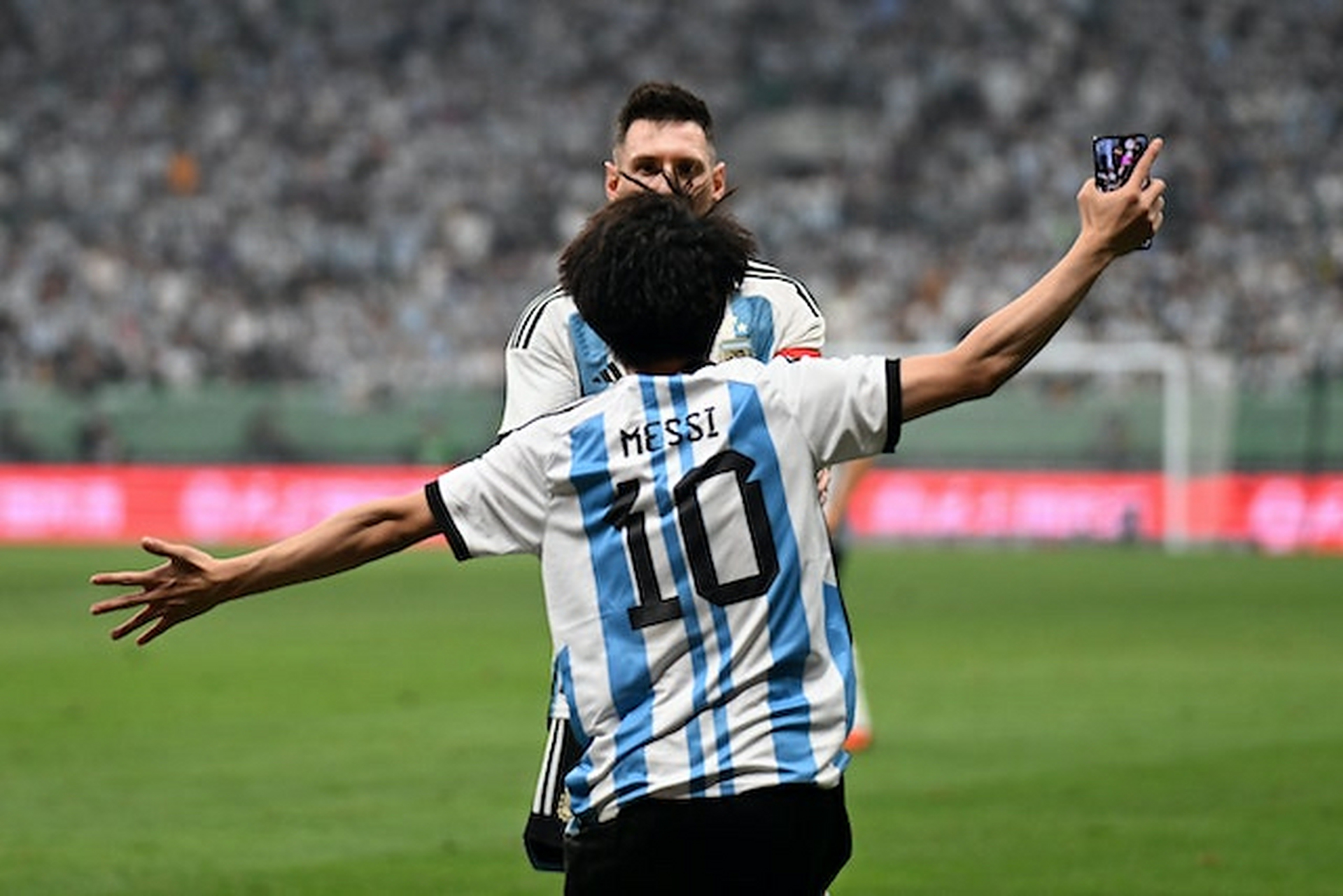 球场上的顶级较量引发球迷狂热追捧