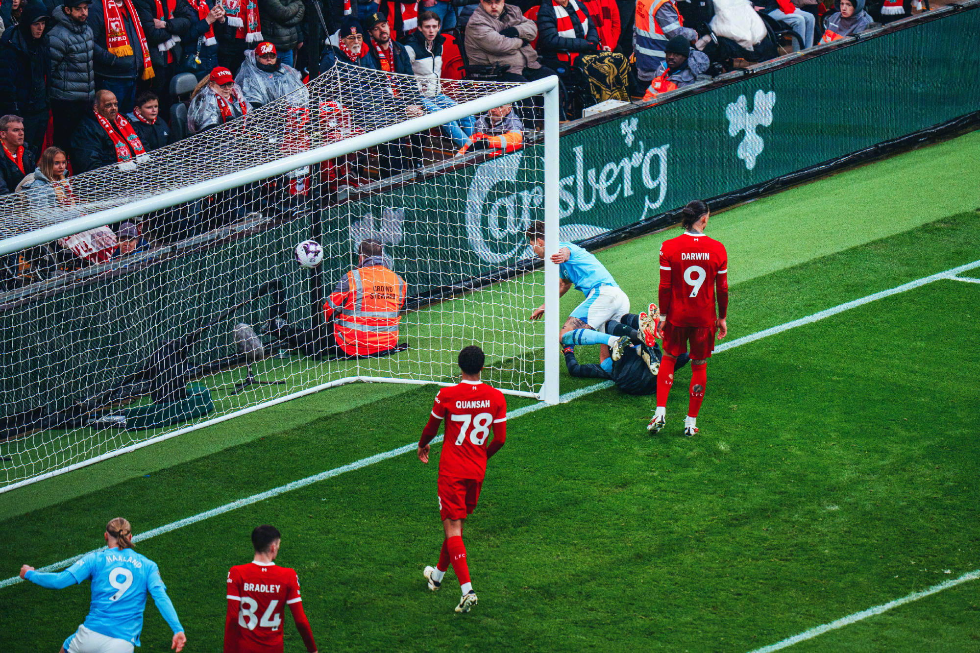 关于利物浦遭遇困境曼城稳占英超榜首位置的信息