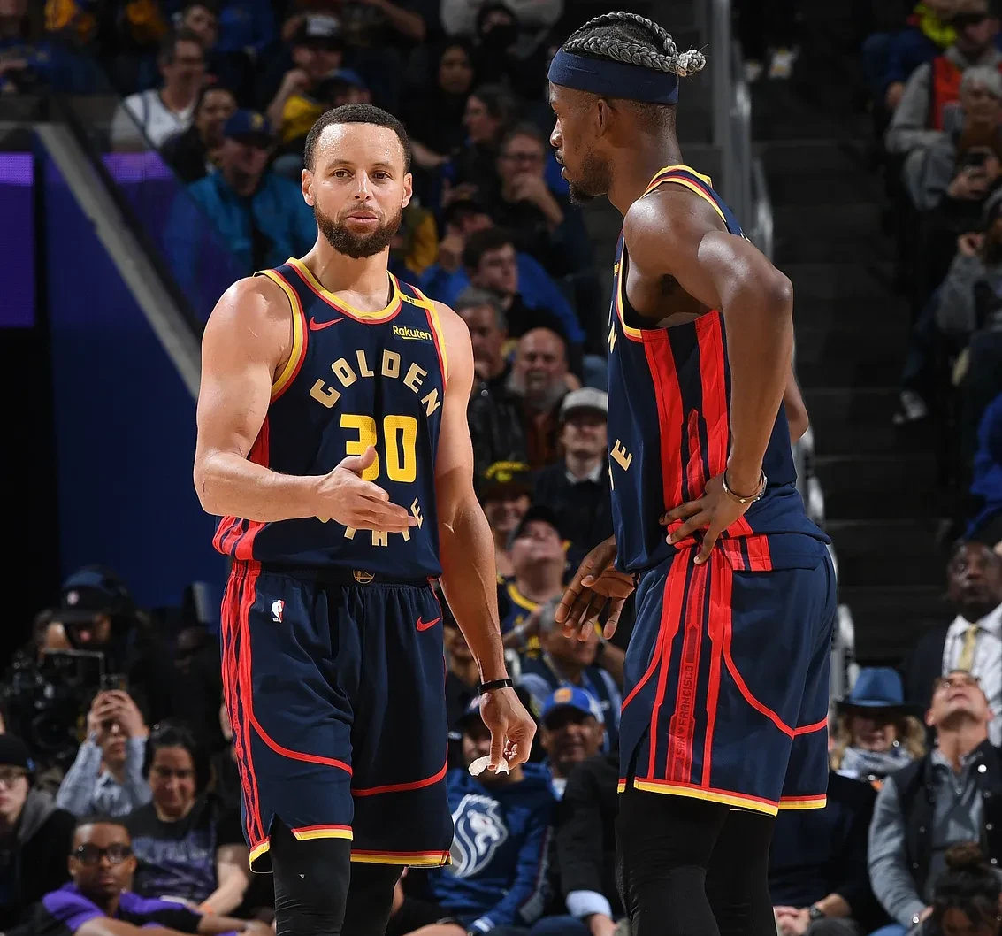 勇士对阵国王库里对霍乐迪的碰撞