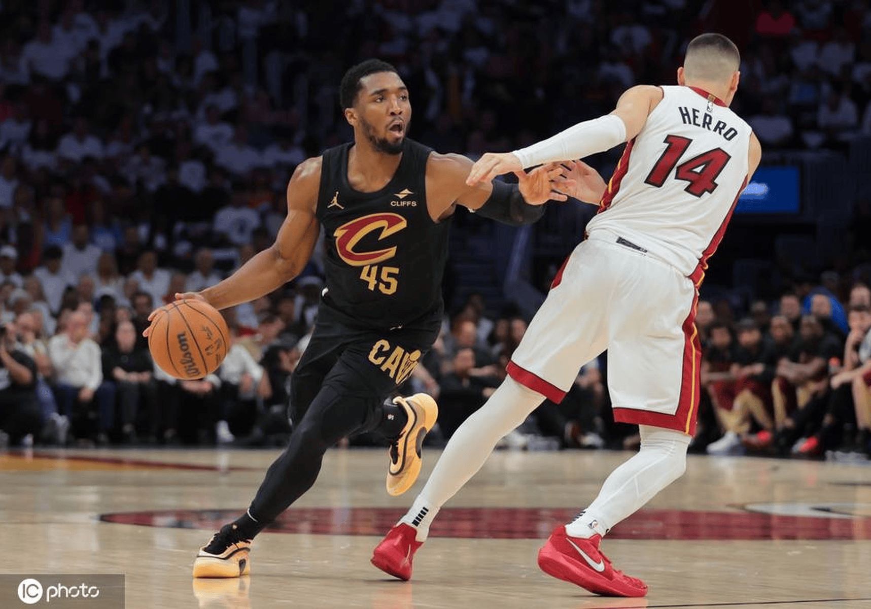 DB彩票平台-米切尔独砍三十五分，爵士击败猛龙