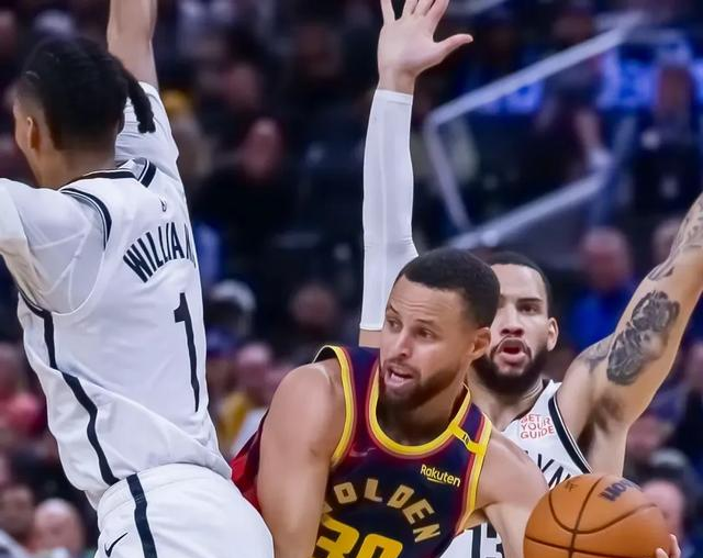 雄赛中篮网遭遇勇士抵抗