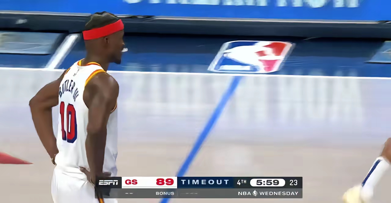 勇士队客场击败骑士队，取得关键胜利