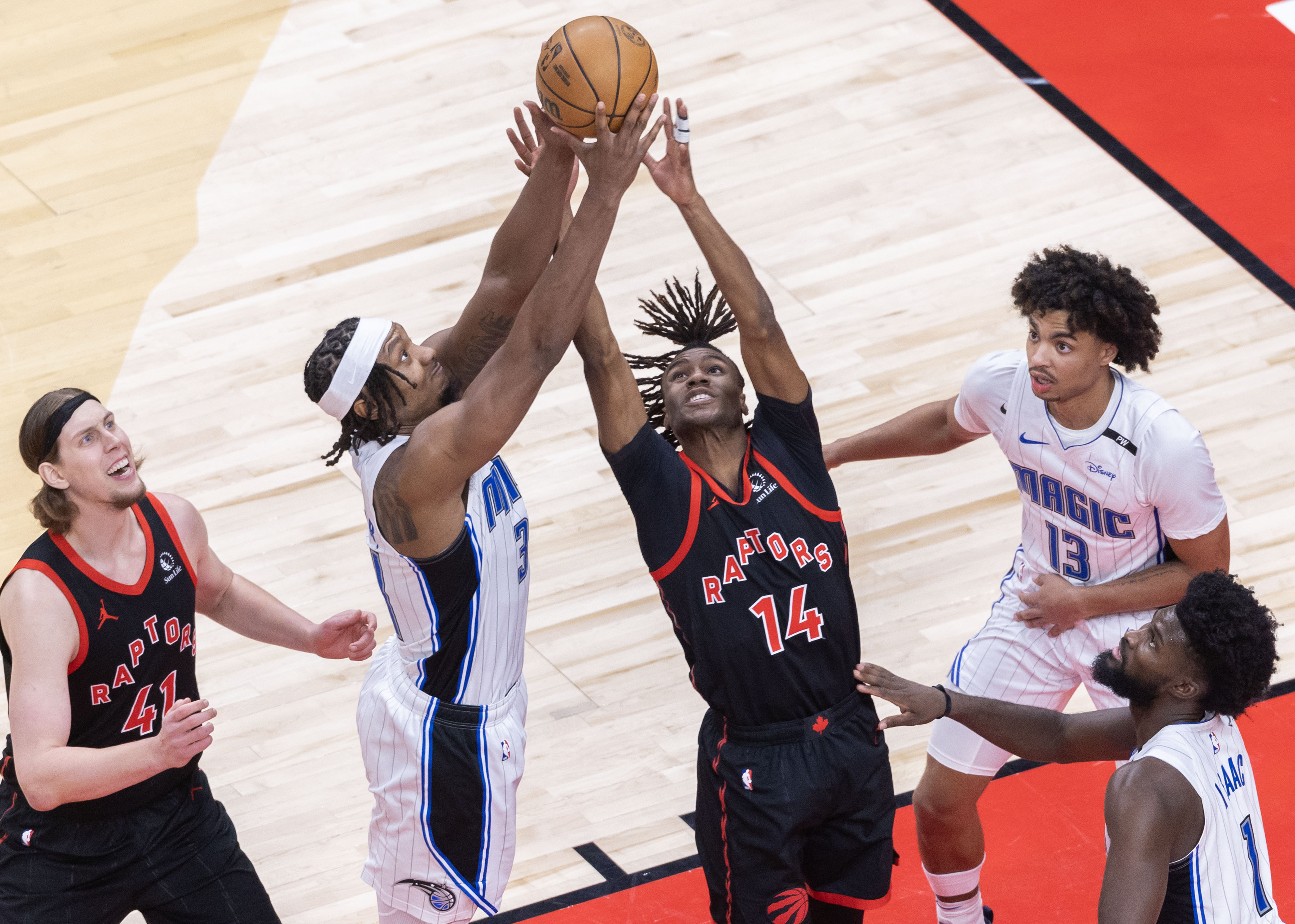 猛龙在客场大胜76人，晋级东部半决赛